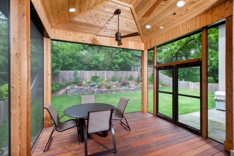 Timber-framed screen room